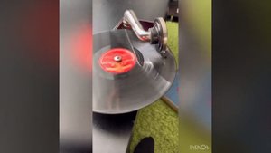 Прослушивание виниловых пластинок на патефоне