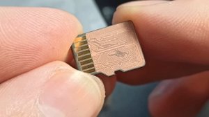 Что внутри карты памяти Micro SD / What's inside the microSD memory card ( English sub )