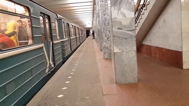 Метросостав 81-717/714 прибывает на ст. Каширская смотреть онлайн