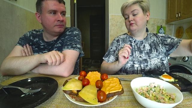 Мукбанг времена тяжелые жрать надо меньше, а Вован нос воротит! Обед яичница и бутерброды