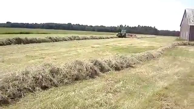 Работа Multifarmer с граблями ворошилками на кормозаготовке