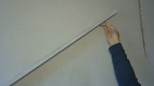 Как проверить качество выравнивания стен по маякам с помощью купюры 5000 рублей