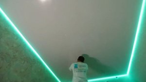 Монтаж натяжных потолков со световыми линиями и контурной подсветкой