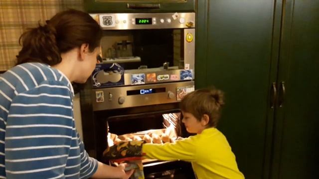 Мистер Ваня вынимает пирожки из печки смотреть онлайн