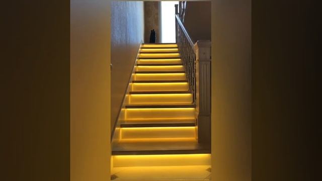 Бетонная Лестница обшита ясенем смонтирована умная подсветка заказ(andrey_kryachun@mail.ru) Москва смотреть онлайн