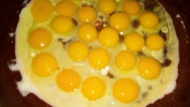 Яичница . Как и сколько жарить перепелиные яйца?Готовим с Светой.