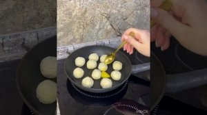 Сырники в сметанно-маковом соусе в горшочках