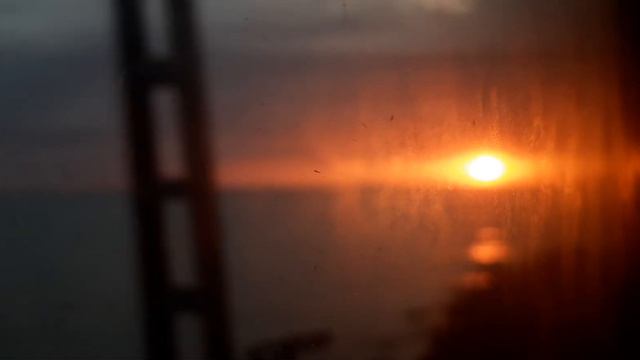 Закат солнца в море.  Вид из окна поезда при подьезде к Сочи.