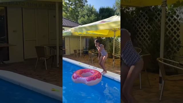 ? ПОКРЫЛАСЬ ЧЕШУЕЙ ?♀️ #АлинаSmile #лето2023 #бассейн смотреть онлайн