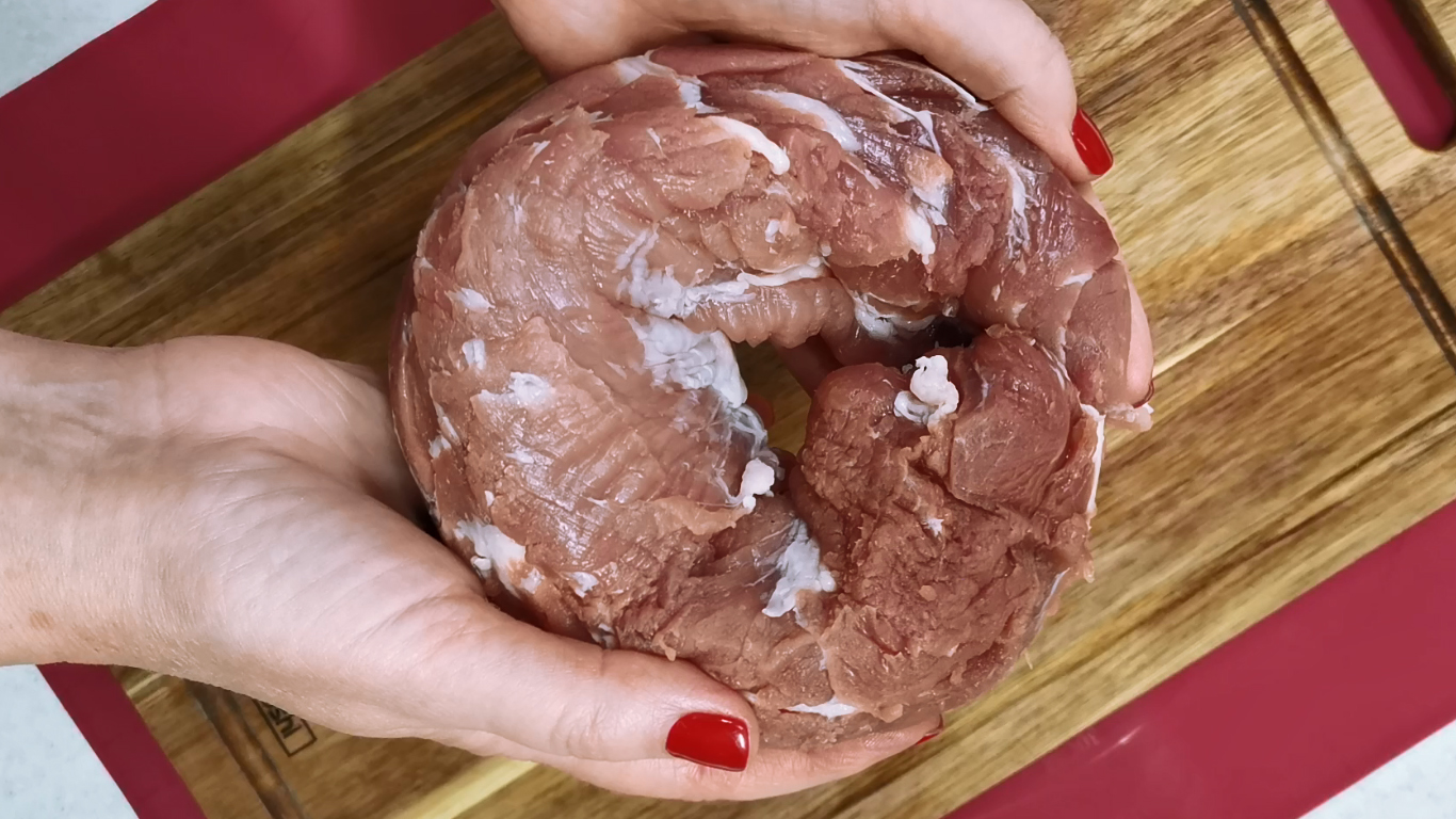 Нежная СВИНИНА на ЛУКОВОЙ ПОДУШКЕ в духовке, рецепт на каждый день и на праздничный стол.mp4
