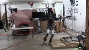 Робот Atlas балансирует на одной ноге