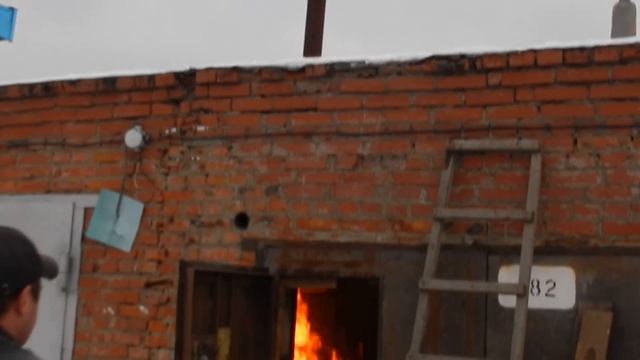 Попытка прочистить трубу печки в гараже смотреть онлайн
