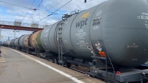Электровоз ВЛ10у609 тянет товарные вагоны на станции Кашира