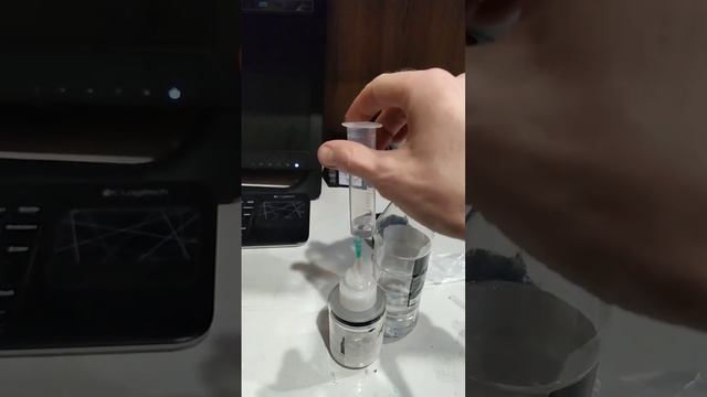 Как удобно залить жидкость в ёмкость с маленьким горлышком смотреть онлайн