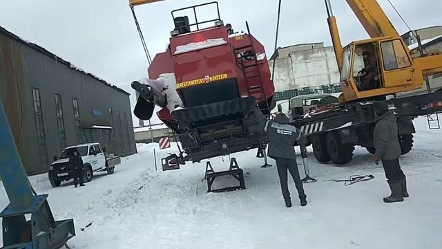 Погрузка комбайна Есиль 740 одним краном 25т с помощью линейной траверсы смотреть онлайн