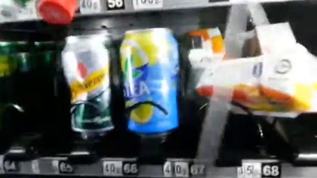 как достать из автомата снеки