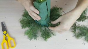 Новогодняя ёлочка из веток и флористической губки