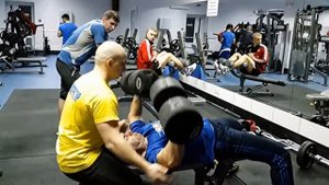 Жим лёжа гантелей по 60кг.