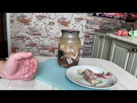 Пробую малосольную скумбрию вчерашней засолки, очень вкусно!