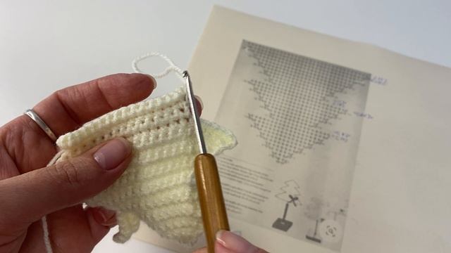 Ёлочка - магнитик на холодильник. Вязание для начинающих. смотреть онлайн