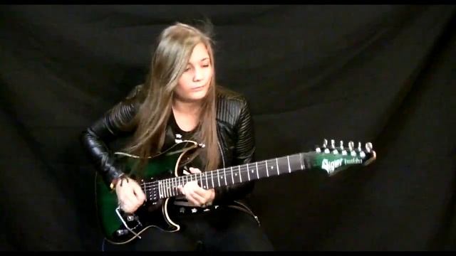 Красивая девушка круто играет на электрогитаре смотреть онлайн