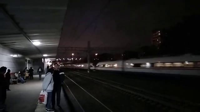 Сдвоенный "Сапсан" проследует станцию Химки смотреть онлайн