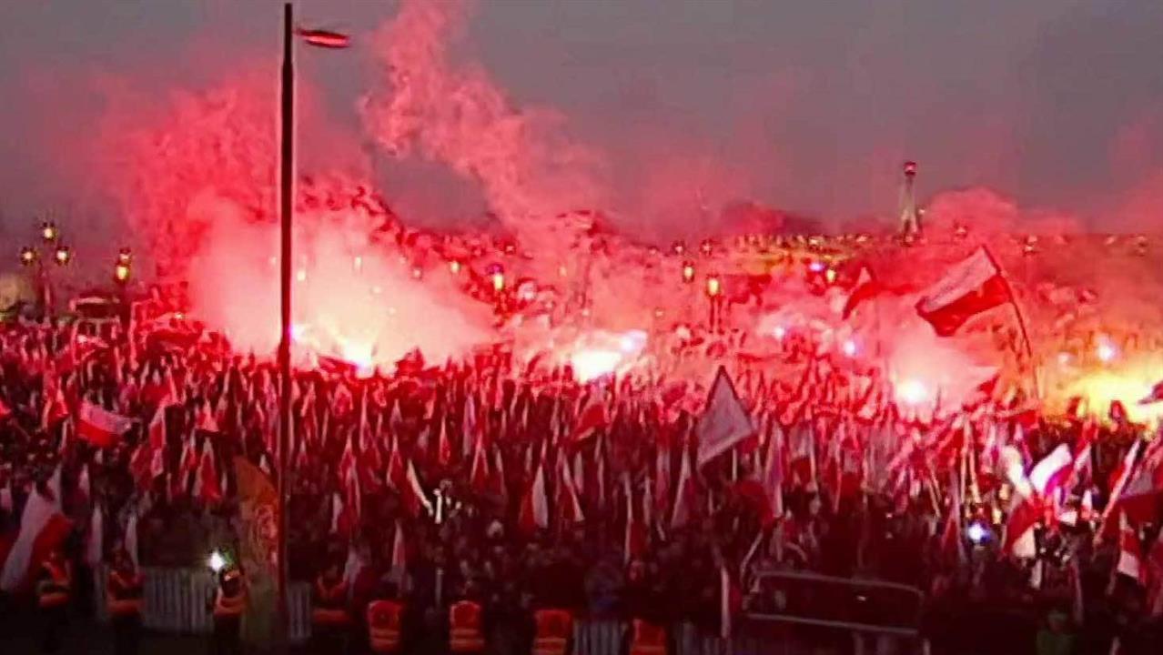 В Польше во время праздничного шествия националисты сожгли флаг Украины