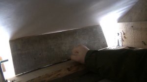 Зашиваю мостик холода между стропилами и мауэрлатом.