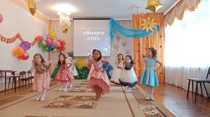 Танец девочек с телефонами. Выпускной 2018