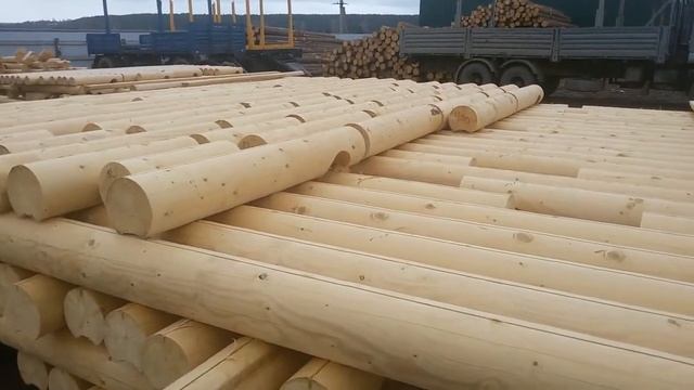 Склад готовой продукции оцилиндрованного бревна компании по строительству домов - РУССКИЙДОМЪ.РФ