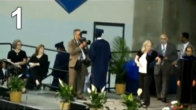 Новое падение на вручении диплома
