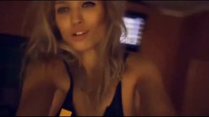 Очень красивая девушка с отличной фигурой непристойно балуется