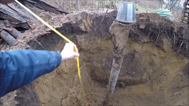 Трактор Terex копает яму под кессон скважины