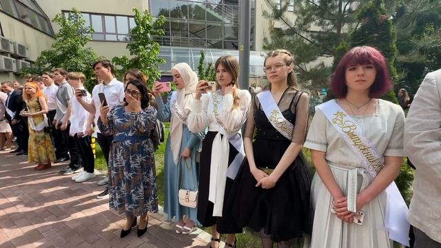 Прощальный вальс и трогательные моменты Последнего звонка 2023 в школе 152.