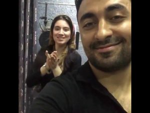 Как певица Анора работает