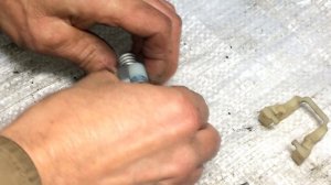 Замена втулок ограничителя раскрытия двери на Рено Лагуна 2