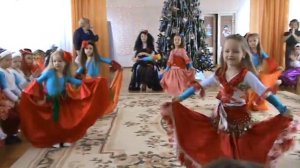 ДЕТИ ТАНЦУЮТ ЦЫГАНСКИЙ ТАНЕЦ