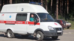 “Скорая” проезжает с сиреной