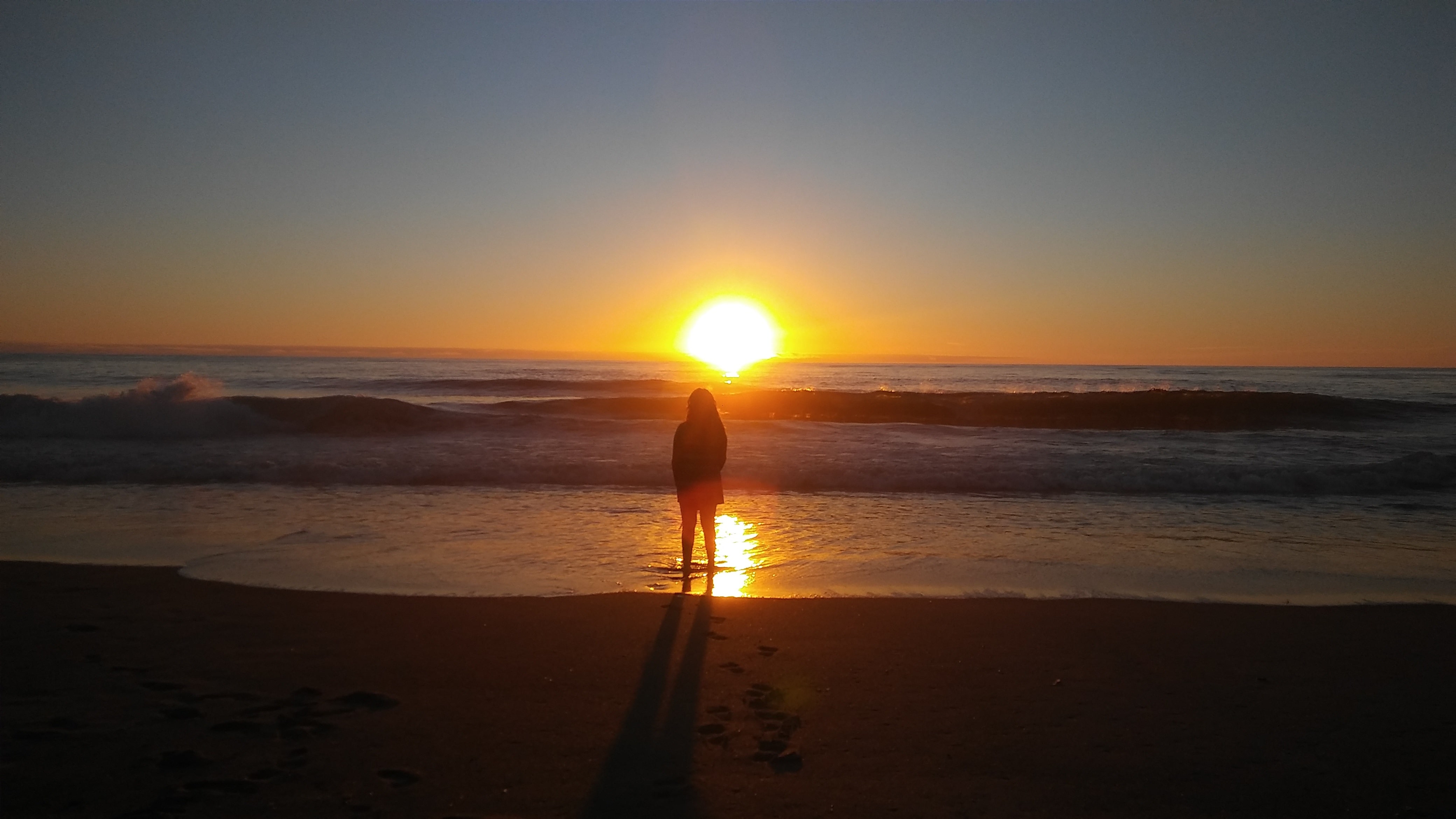 Читать восход солнца 8. Человек на закате у моря. Море пляж закат люди. Закат солнца на море. Пляж море солнце закат человек.