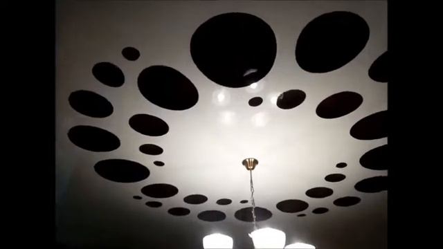 Резной потолок в гостиной