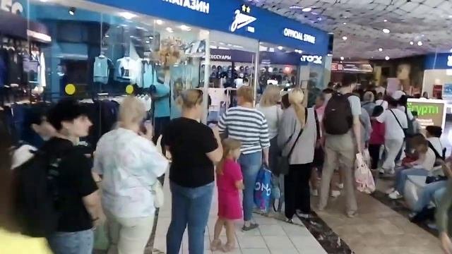Очередь в аквапарке 
