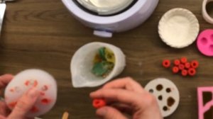 DIY свеча-тарталетка с ягодами. Делаю из воска и обычных мелков.