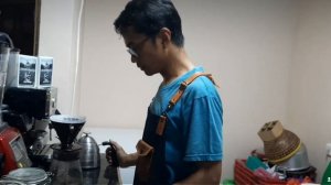 penyeduhan kopi dengan metode V60 rasio 1:17 arabica java preanger