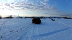 На мотобуксировщике мужик с толкачем. зА СЕНОМ