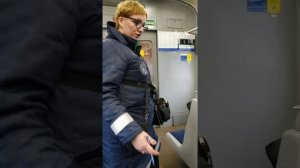 Проверка билетов в поезде пригородного сообщения.