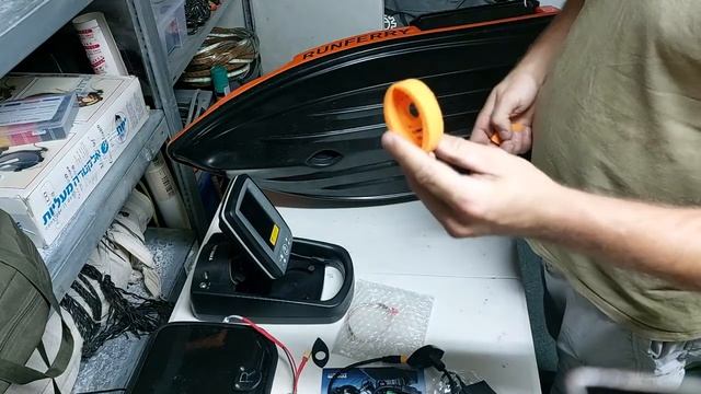 Установка эхолота TOSLON TF520 на прикормочный кораблик Runferry смотреть онлайн