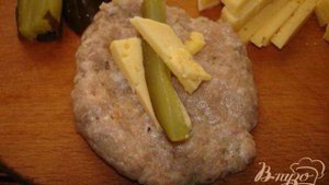 Котлеты с соленым огурцом и сыром