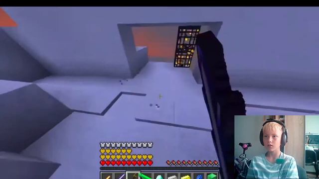 Смотрю ВЫЖИВАЮ НА СКАЙБЛОКЕ ИЗ ЛАКИ БЛОКОВ В МАЙНКРАФТ | КАК играет Компот Minecraft