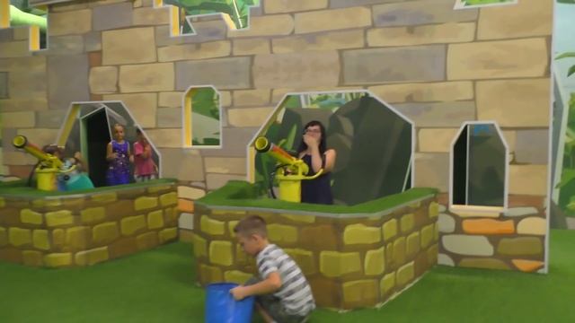 Самые Лучшие ДЕТСКИЕ ПЛОЩАДКИ {БАТУТЫ И ПНЕВМО ПУШКА BALL BLASTER ВЕСЁЛЫЕ АТтРАКЦИОНЫ} влог игрушек смотреть онлайн