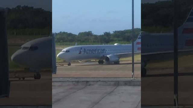 Video rápido de un american B737-800 saliendo de la pasarela del aeropuerto intl. Gregorio luperon